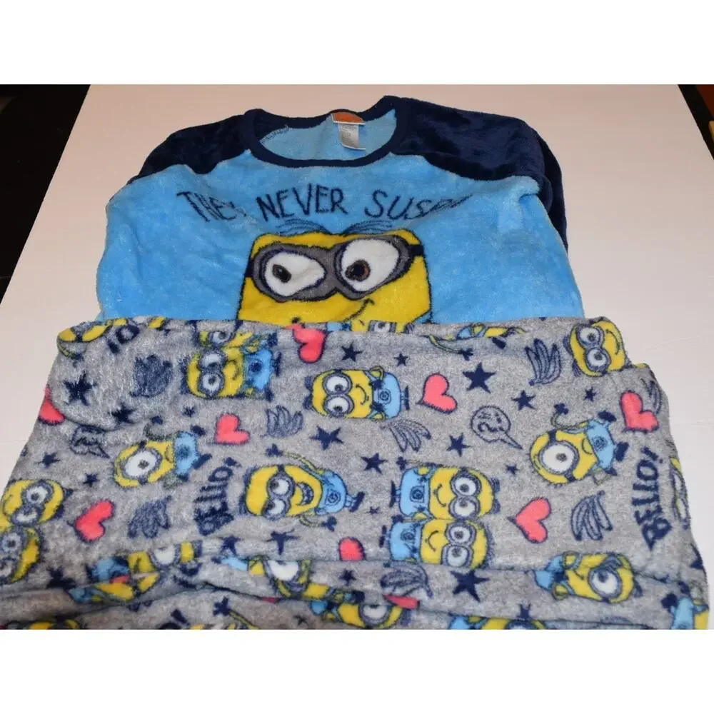 Women’s Despicable Me Minions Plush “Cute Ones” Soft Pajamas Set Size Small - Picture 1 of 4